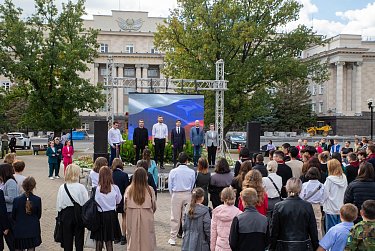 Вернисаж в сквере у фонтана